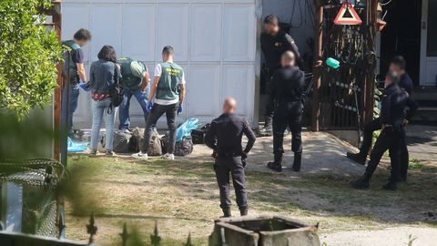 Agentes de la Guardia Civil con maletas con el hachís intervenido, en la finca de Vilagarcía que se había inspeccionado en abril.