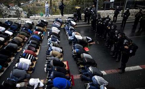 A polica vixa os musulmns, que rezan no acceso ao lugar sagrado da explanada das Mesquitas