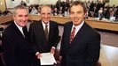 El primer ministro británico Tony Blair (derecha) con el senador George Mitchell (centro) y el primer ministro irlandés Bertie Ahern, tras la firma del acuerdo de paz en Irlanda del Norte