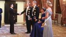 Puesto que los saludos a los cerca de 220 invitados al banquete iban a durar unos 45 minutos, Letizia, con vestido de noche y tiara, optó por adoptar una postura más descansada