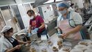 Equipo de la Cocina Económica de Gijón prepara tuppers con raciones para la comida