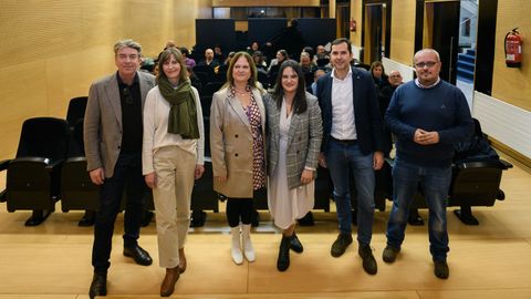 Csar Fernndez, primero por la derecha en la foto, y Jacobo Sutil, a su lado, en la presentacin del programa con otros de los participantes