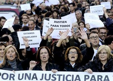 Funcionarios, abogados y procuradores, en una manifestacin contra las tasas judiciales en Vigo.