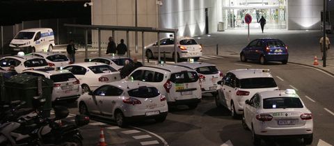 Ms de una decena de taxis esperan por ms viajeros ante la puerta de la terminal. 