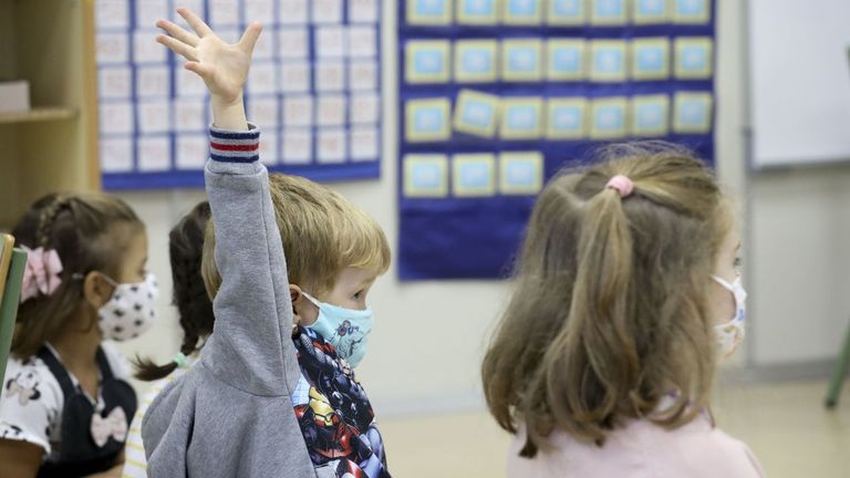 Niños con mascarilla en el CEIP López Ferreiro, en una imagen de archivo