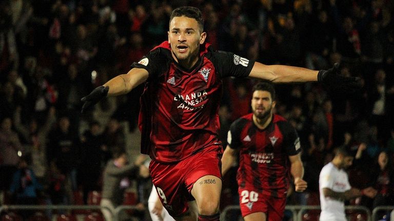 Matheus Aias celebra un gol con el Mirandés