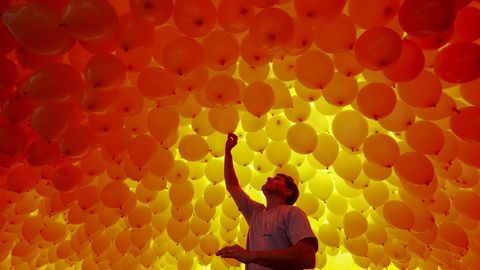 Miles de globos biodegradables tien de colores las calles de Sao Paulo para celebrar la llegada del nuevo ao. 