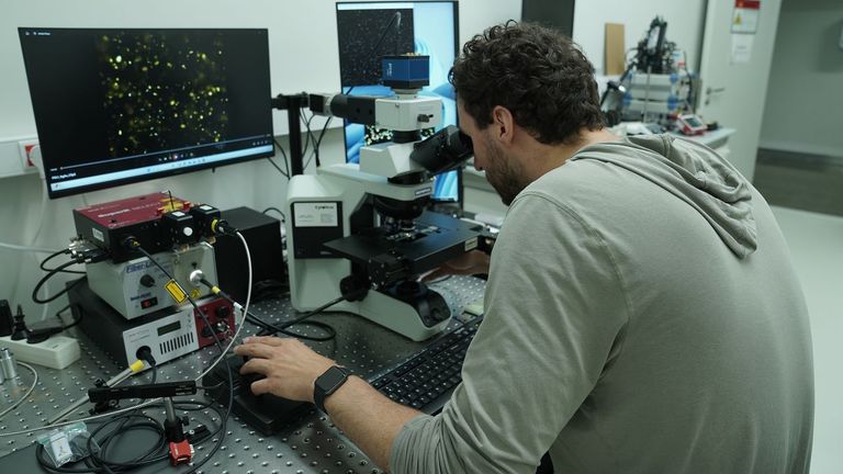 Un microscopio para atraer talento a la Universidad de Vigo