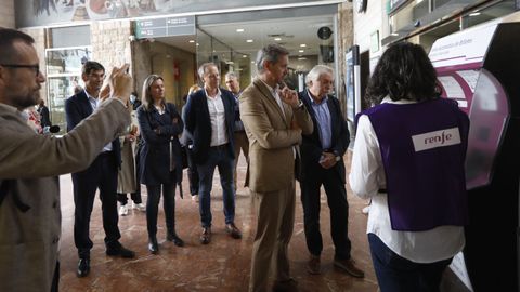 El delegado del Gobierno, Jos Miones, viaj de Santiago a Ourense para supervisar la puesta en marcha de las ayudas para el transporte.