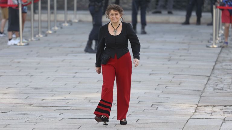 <span lang="gl">A alcaldesa de Santiago ponxe ao traxe de galega un pantalón </span>