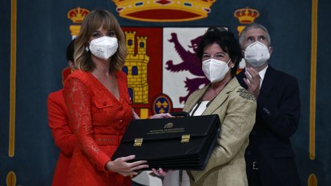 Isabel Celaá entrega su cartera miniserial a la nueva ministra de Educación y Formación Profesional, Pilar Alegría