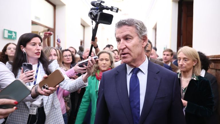 Feijoo dice que la regularización de migrantes abre «la puerta de entrada de la ilegalidad»