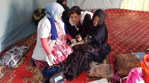 La asturiana Maisa Ordóñez atendiendo a una refugiada