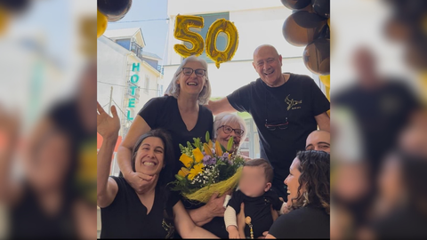 Loli, justo debajo del nmero 50, junto a su madre, su marido, su hija (izquierda), su hijo, su nuera y su nieta, La, de seis meses