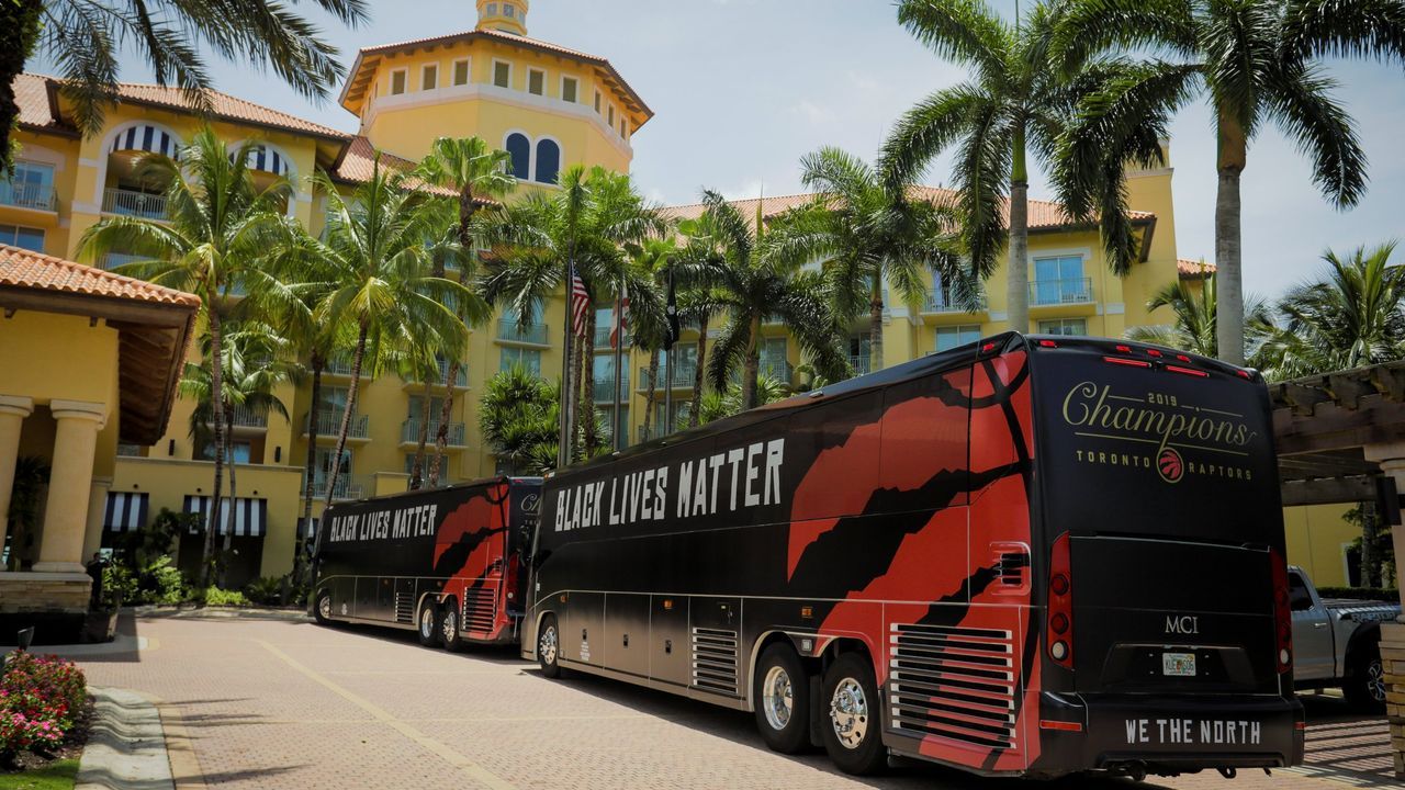 Un�camino sin caminantes.�lvaro y Jorge Pino ayudan a Suso Valverde a subir a la Cruz de Ferro en su handbike