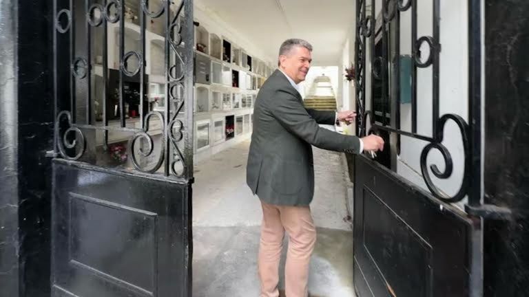 Entrada del cementerio de San Martín del Rey Aurelio