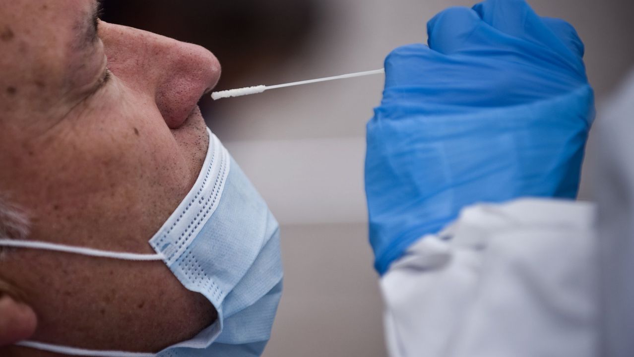 real.Imagen de archivo de una persona a quien le están haciendo una PCR