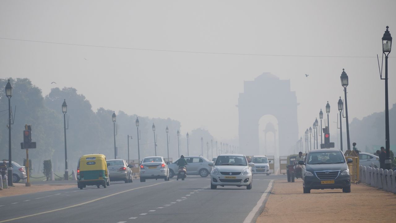 Primera nevada del invierno en la monta�a de Lugo.Imagen de una de las entradas al pol�gono de Vilalba.