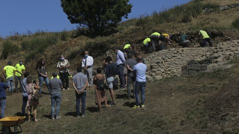 Alumnos del mster de arqueologa hacen prcticas en el castro de Elvia