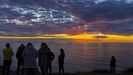 Un grupo de visitantes, este pasado domingo en el Cabo Fisterra, observando la puesta de sol