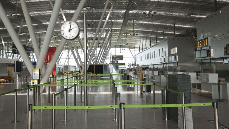 ¿Por qué otros aeropuertos siguieron activos? Aena no ve posible mantener Lavacolla abierto con obras