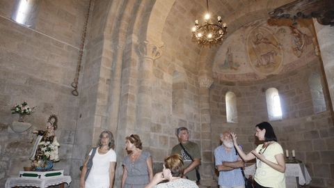 Una visita guiada a la iglesia romnica de San Miguel de Eir, en Pantn, que tambin est incluida en las rutas programas para este verano