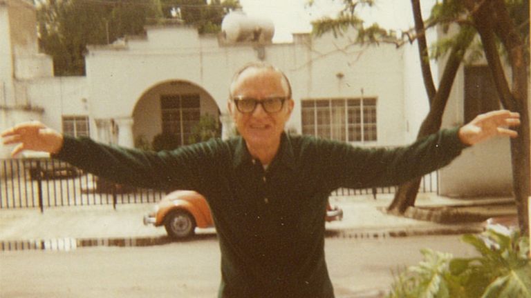 Florencio bailando a muiñeira, na súa casa de México