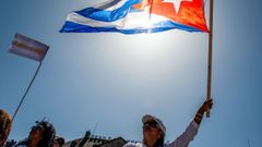 Una mujer ondea una bandera de Cuba durante un protesta contra el Gobierno, en julio del 2021