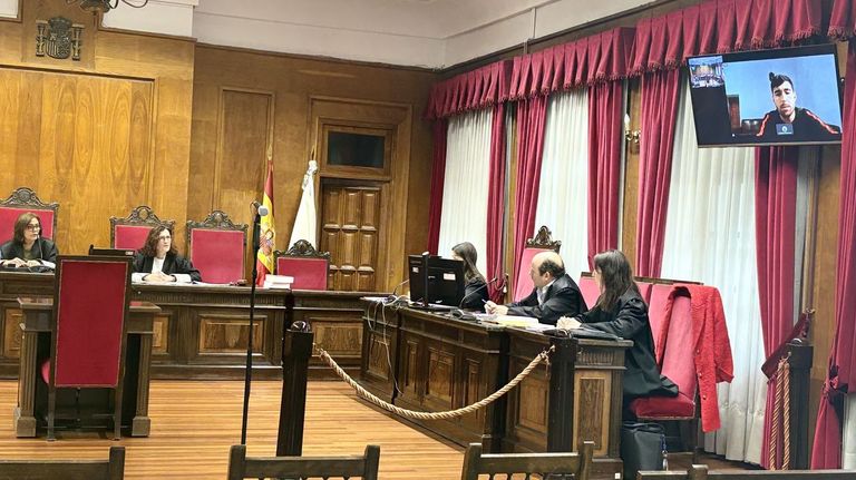 Lo acusan de estafar 55.000 euros a una empresa de maderas de Ourense y él alega que no tiene «educación básica» y que no sabe ni encender un ordenador