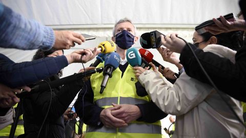 Alfonso Rueda, atendiendo a los medios de comunicación esta semana en una visita a las obras en la EDAR de Os Praceres
