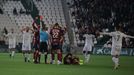 Una salvaje entrada, en la que acab expulsado un jugador del Crdoba, hizo que Miguel Romn saliese lesionado poco despus de esta accin. 