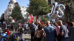Varios centenares de docentes se manifiestan en Oviedo para exigir el recorte de la jornada lectiva