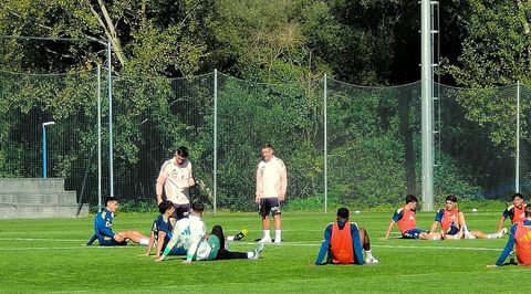 El nuevo entrenador del Oviedo, Luis Carrin, posa con una bufanda del club durante su presentacin oficial