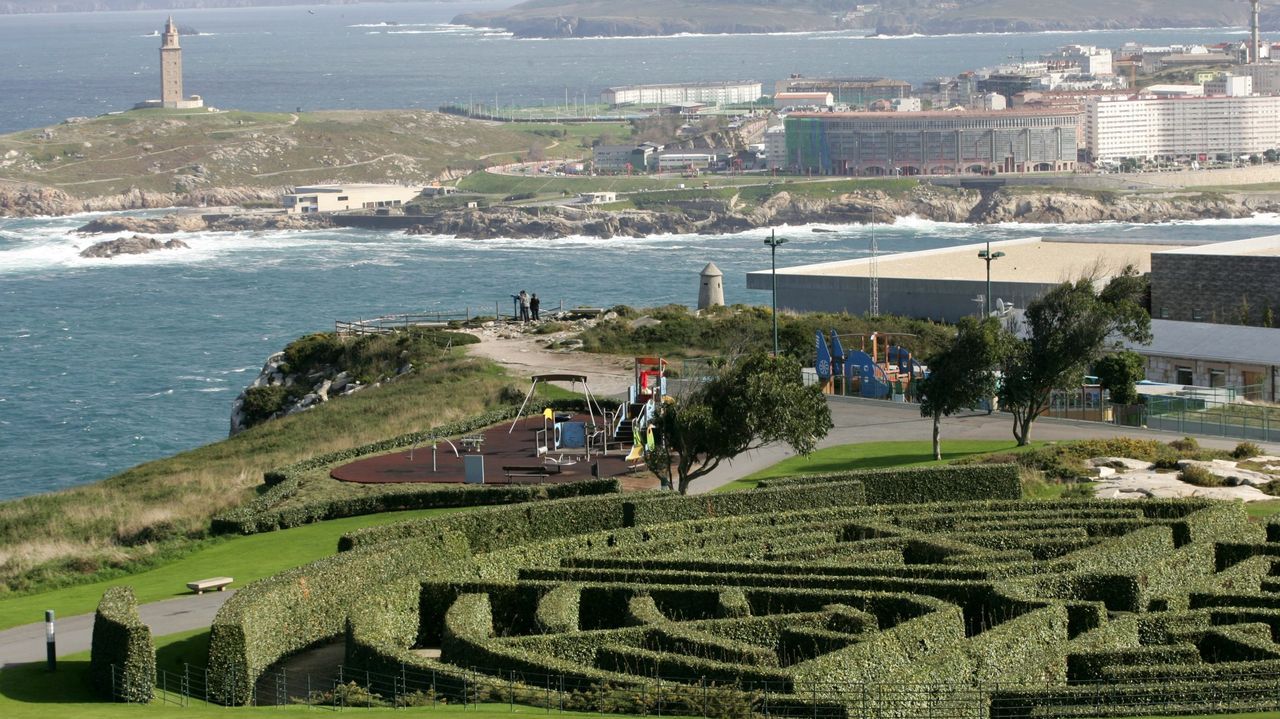 Una travesa entre las ras de Pontevedra y Arousa.Vista de la costa de A Corua y la Torre de Hrcules desde el parque del monte de San Pedro