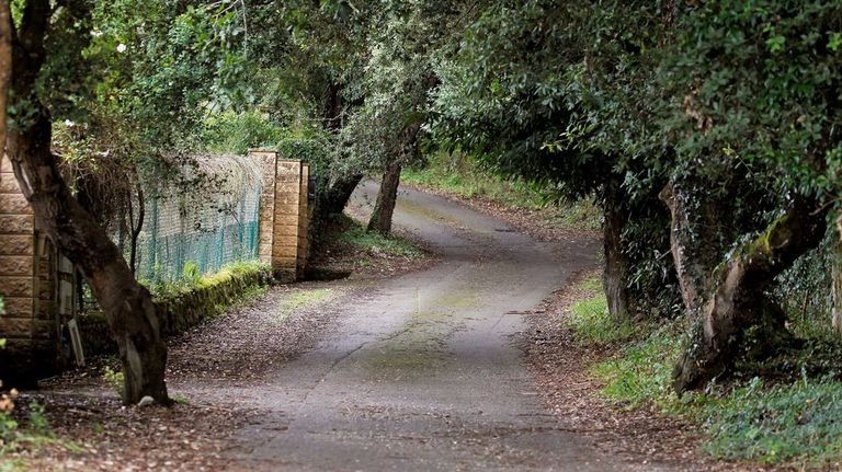 Inmediaciones de la casa de concejal de IU en Llanes, Javier Ardines, de 52 años cuyo cadáver fue hallado ayer con varios golpes en la cabeza a unos 300 metros de la misma