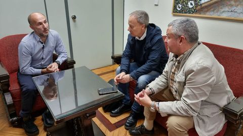Jácome, reunido con Rafael Rodríguez Villarino y Xosé Rúas, del PSOE.