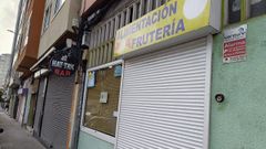 La frutería del barrio de la Sagrada Familia de A Coruña permanecía esta mañana cerrada. 