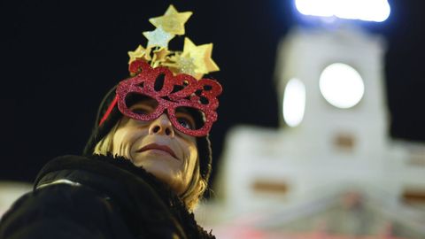 Una mujer con gafas decorativas en la celebración de Fin de Año en la Puerta del Sol de Madrid