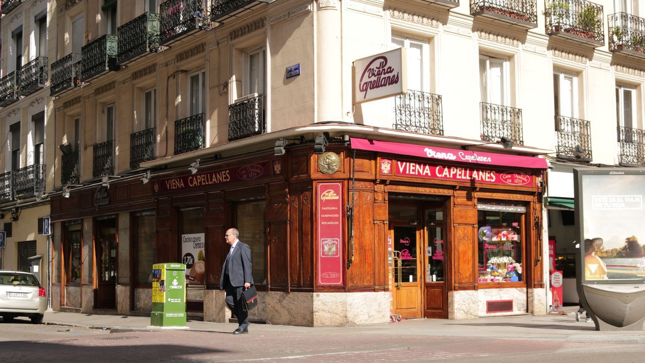 Grupos de baile e msica do centro, disfrutando este das no seu local.