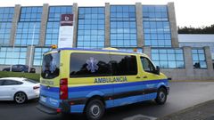 Fotografía de archivo de una ambulancia llegando al hospital de Barbanza