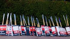 Carteles utilizados durante la protesta de guionistas de Hollywood