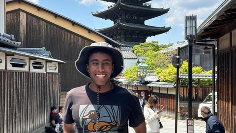 Yared Grimaldi en Gion, Kioto, con el templo Hokan-Ji (Pagoda Yasaka) de fondo .