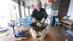 El cocinero Alfonso Daz ofrece en La Cantina del Muelle, en Marn, un men especial de Semana Santa inspirado en los platos de la tradicin judea de hace dos mil aos