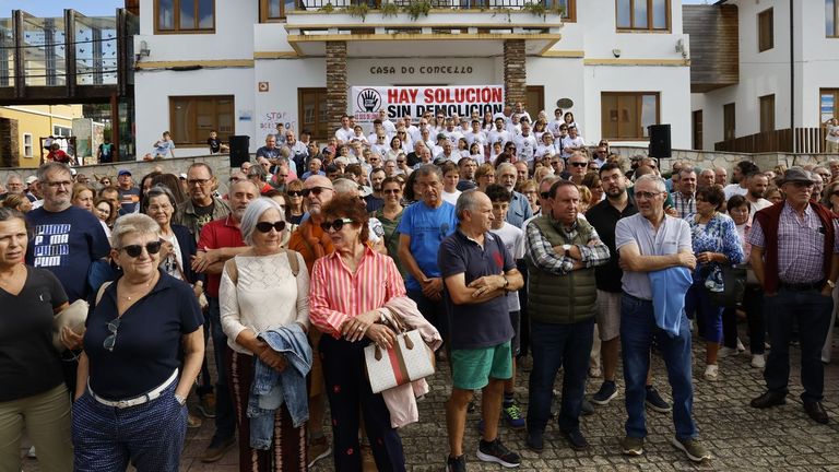 <span lang="gl">Clamor contra la demolición de los seis chalés de Barreiros: «Non lle desexamos isto a ninguén, temos casas legais que queren tirar e non pagar»</span>
