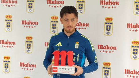 Alberto Reina, con el premio a mejor jugador del mes de febrero en el Real Oviedo