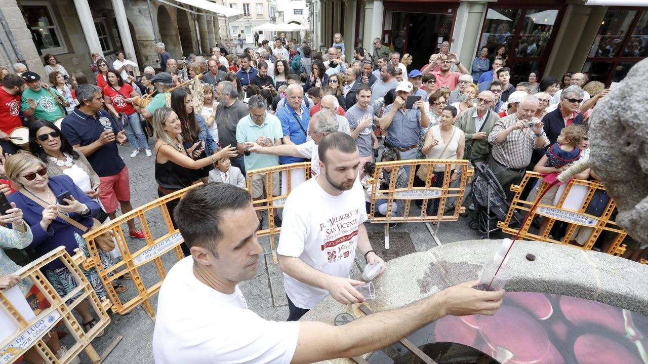 En la fuente de la Praza dc Campo, por iniciativa de Lugo Monumental, ya hubo otros aos reparto de vino