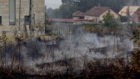 A esta distancia se quedó el fuego de las casa en Coruxo