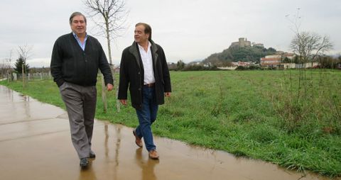 José Antonio González (izquierda) y José Luis Vázquez, caminan por el paseo de la ronda urbana en una foto tomada ayer. 