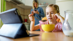Los pediatras se�alan que las pantallas nunca deben estar presentes durante las comidas.