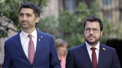 El presidente de la Generalitat, Pere Aragonès (ERC), y su vicepresidente, Jordi Puigneró (Junts), este martes, a su llegada a la reunión semanal del Gobierno autonómico
